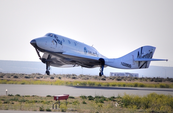 SpaceShipTwo на посадке после успешного бреющего полета (space.com)