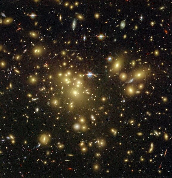 Галактическое скопление Abell 1689. Хорошо видно искривление, вызванное гравитационным линзированием (wikipedia.org)