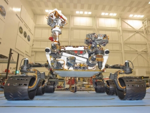Curiosity во время последних испытаний в Лаборатории реактивного движения (space.com) Curiosity во время последних испытаний в Лаборатории реактивного движения (space.com)