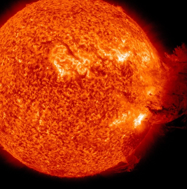 Корональный выброс массы, снятый зондом SDO 7 июня этого года (space.com) Корональный выброс массы, снятый зондом SDO 7 июня этого года (space.com)