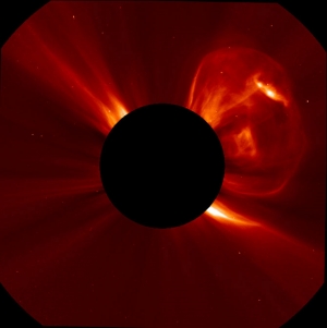 Корональный выброс массы на снимке SOHO (space.com) Корональный выброс массы на снимке SOHO (space.com)