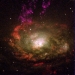 В центре яркой галактики наблюдаются два кольца пыли.